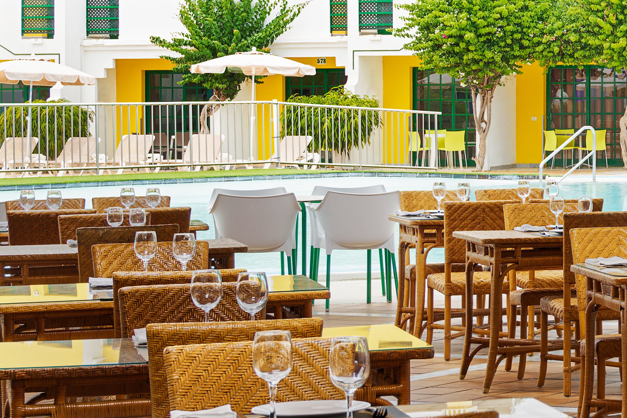 À la carte-restaurang vid poolen