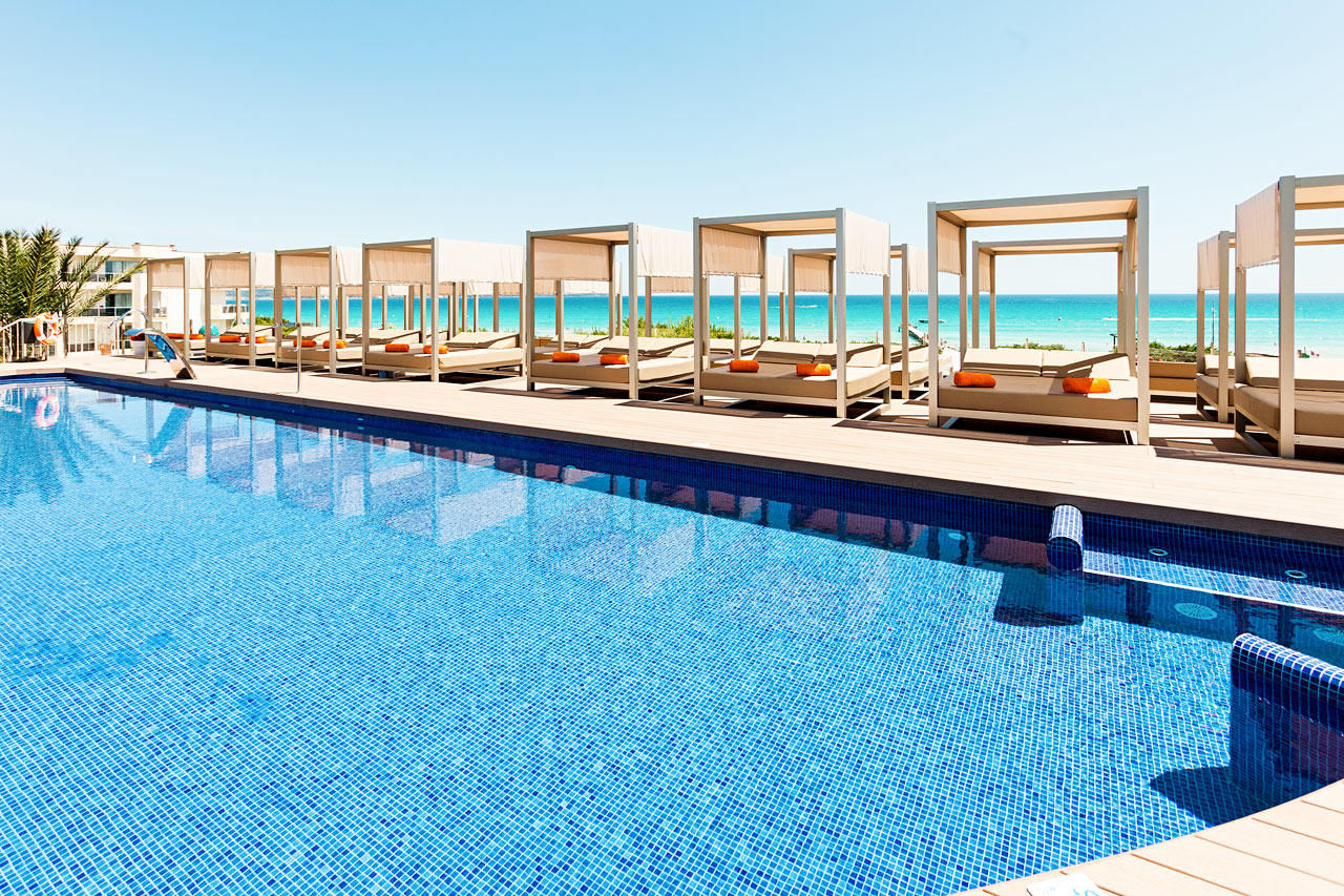 Rofylld pool som är reserverad för hotellets vuxna gäster (åldersgräns 18 år)