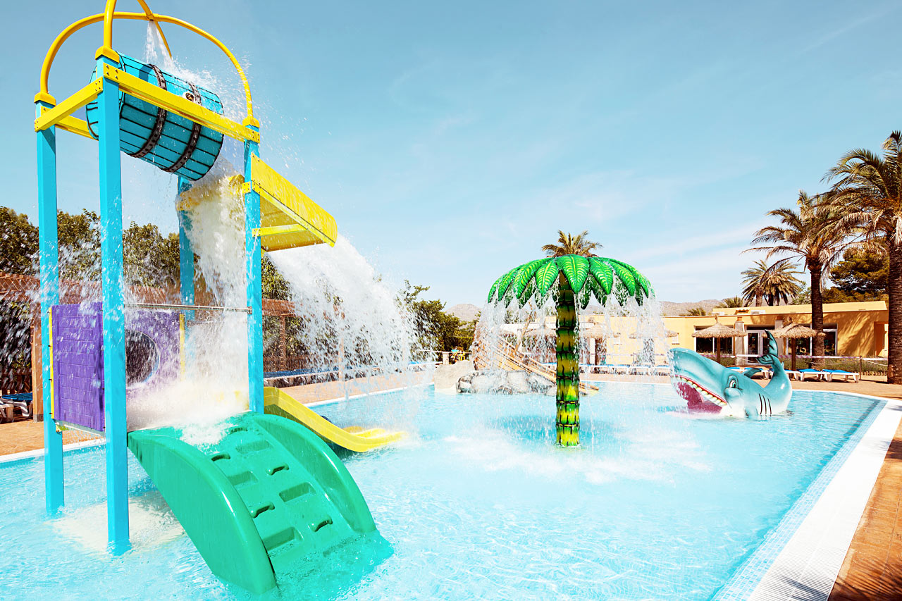 Hotellets yngsta gäster trivs i splashpoolen