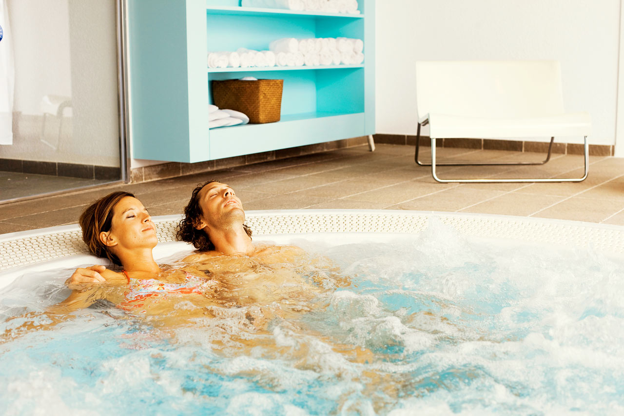 I vårt Spa kan du njuta av flera olika sorters massage, helkroppspeeling och många andra sköna behandlingar.