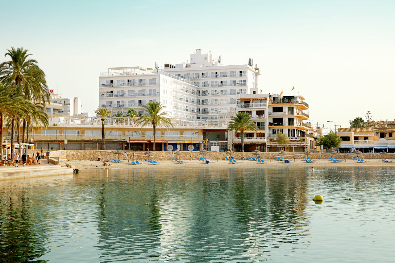Från Sunprime Waterfront har du en härlig utsikt över hamnen och stranden.