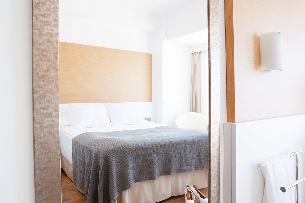 Classic Room med liten balkong med begränsad havsutsikt.