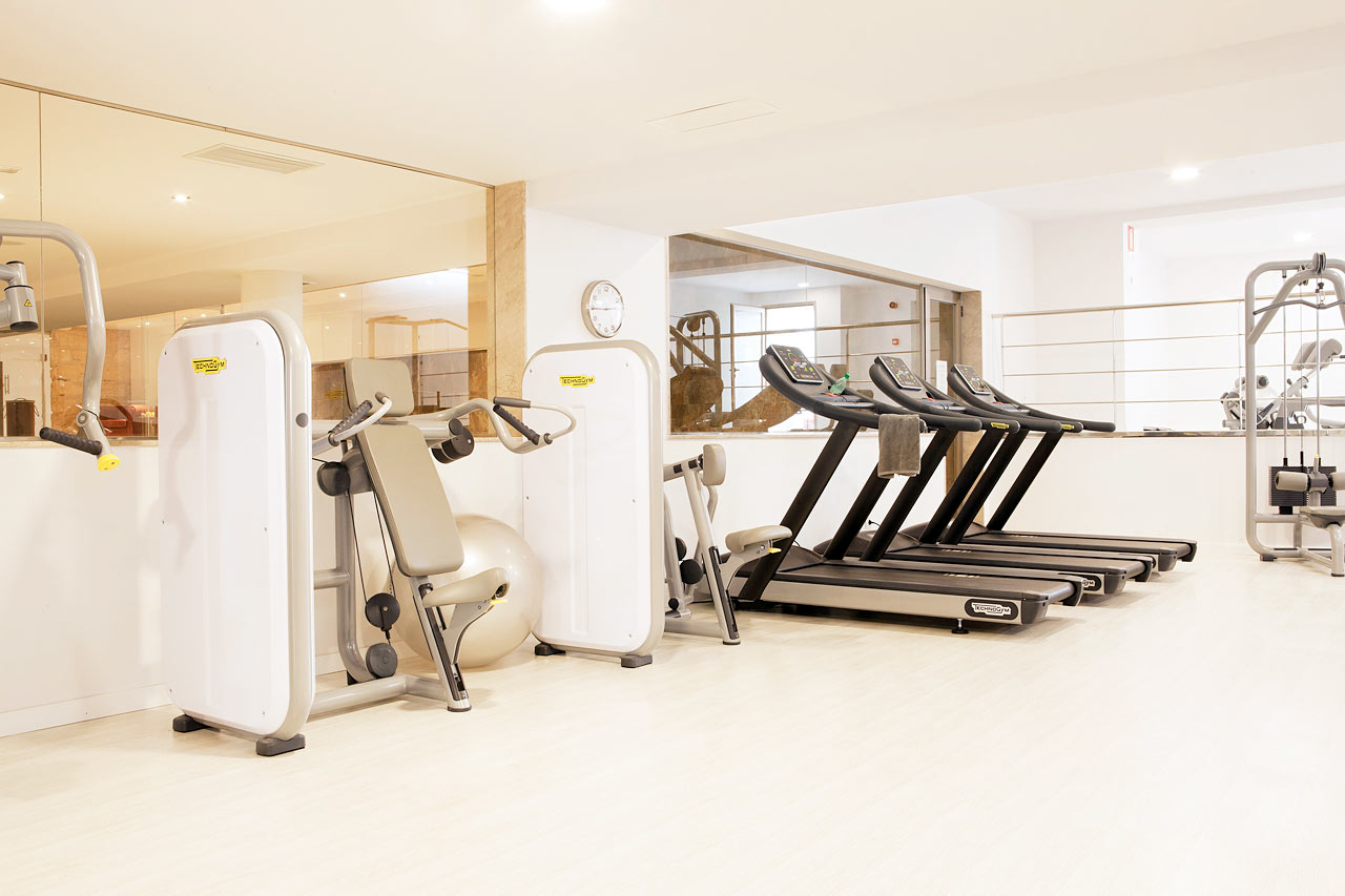 Sunprime Fitness erbjuder styrketräning och motionsklasser.