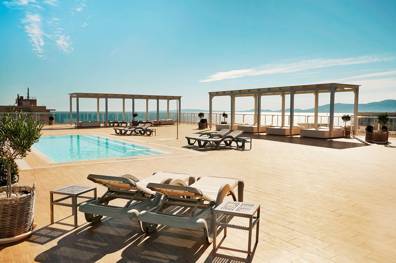 Prime Rooftop Suite med havsutsikt och tillgång till takterrass.