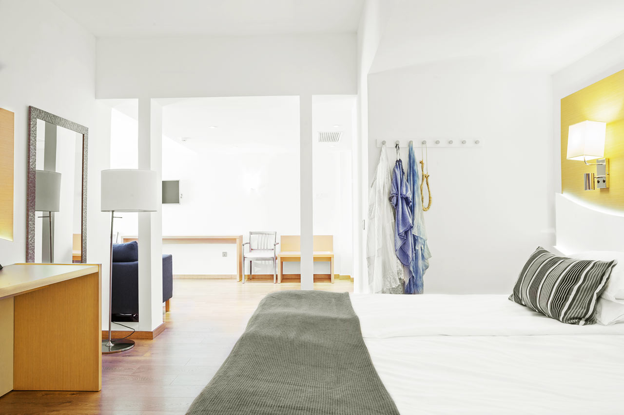 Junior Suite med liten balkong och begränsad havsutsikt