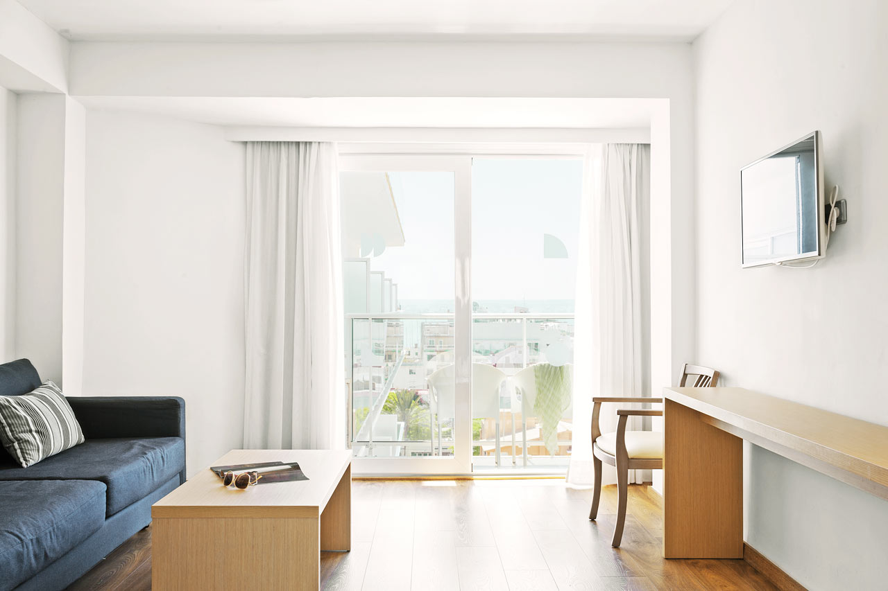 Junior Suite med liten balkong och begränsad havsutsikt