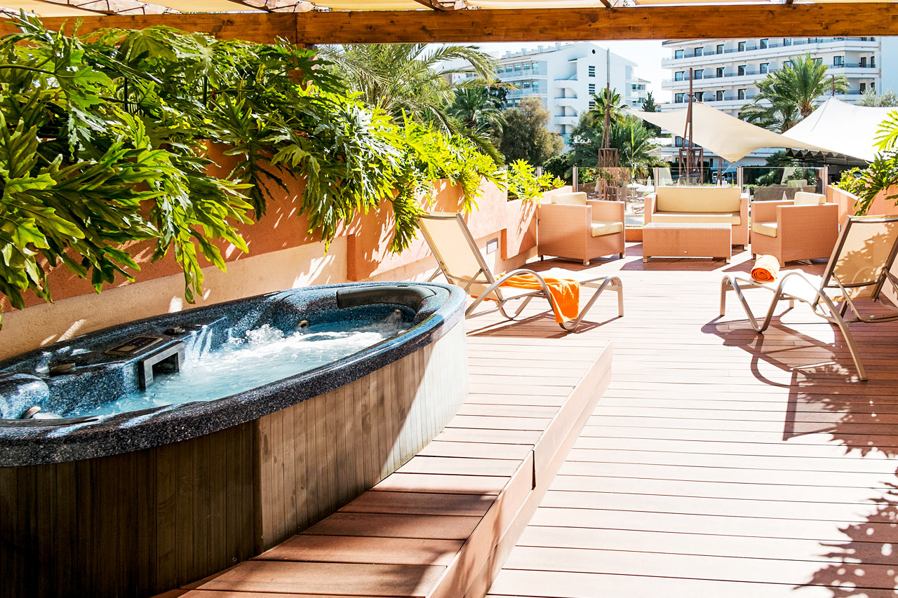 En- och trerumslägenhet med stor terrass och jacuzzi