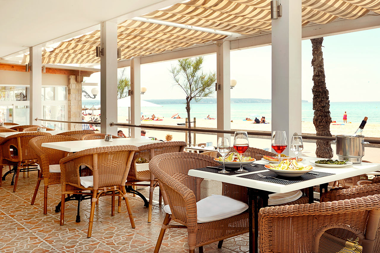 Restaurangen ligger precis vid Playa del Palmas populära strandpromenad.