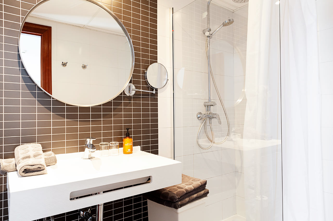 Classic Suite 1 rum, balkong mot omgivningarna/gatan