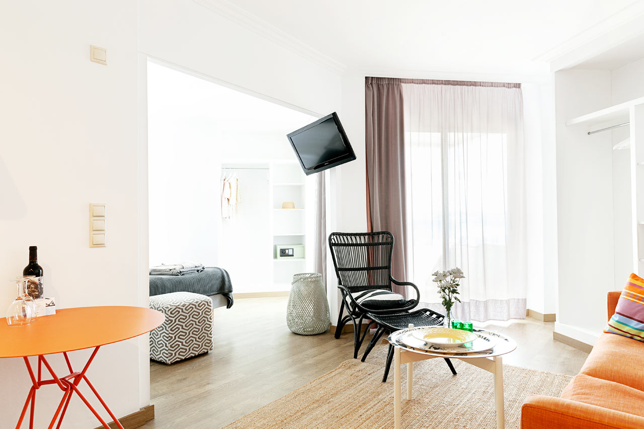 Junior Suite 1 rum på översta våningen, liten balkong med havsutsikt