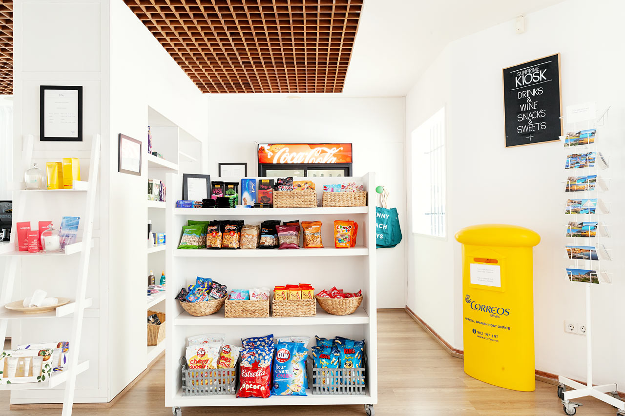 I hotellets kiosk kan du köpa snacks, dryck, solkräm och andra förnödenheter