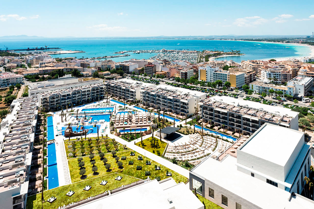 Zafiro Palace Alcudia ligger strax ovanför hamnen i Alcudia