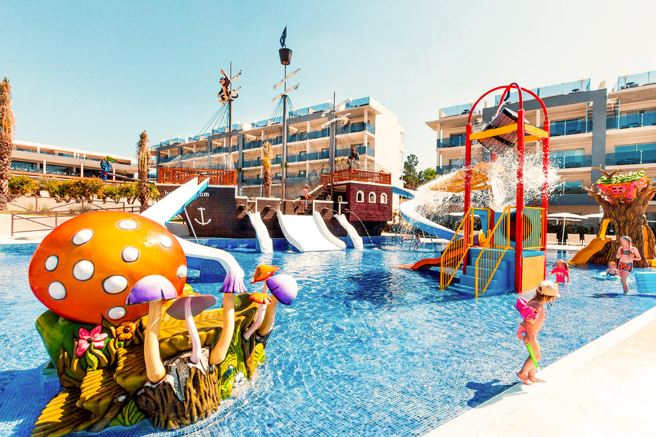 På Zafiro Palace Alcudia är det barnsligt roligt i den härliga barnpoolen med piratskepp och vattenrutschbanor