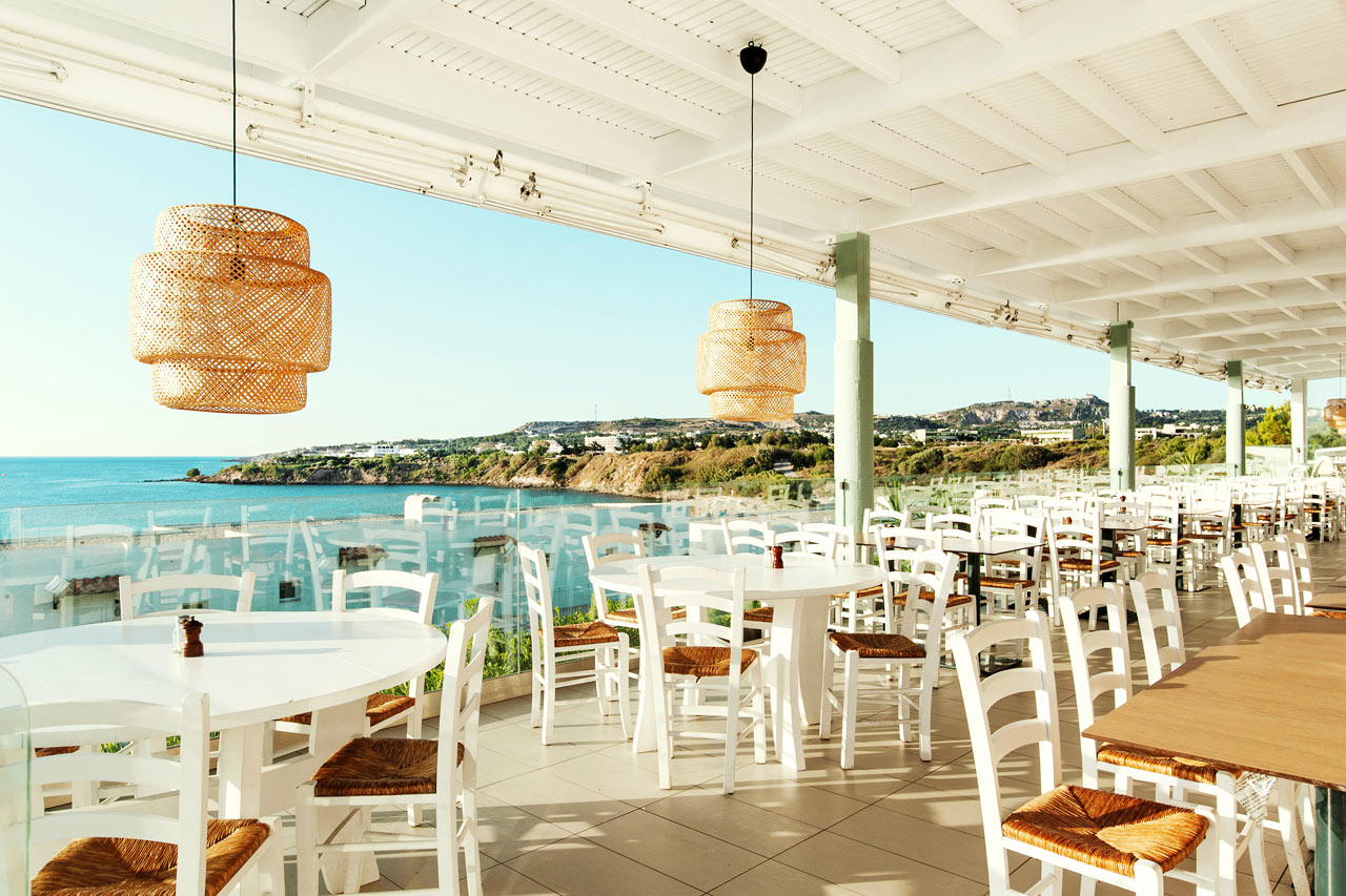 I den nyrenoverade bufferestaurangen på Helios kan du njuta av mat och dryck.