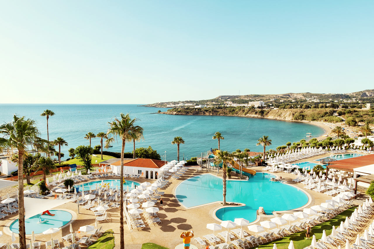 Poolområdet på Sunwing Kallithea Beach erbjuder en härlig havsutsikt.
