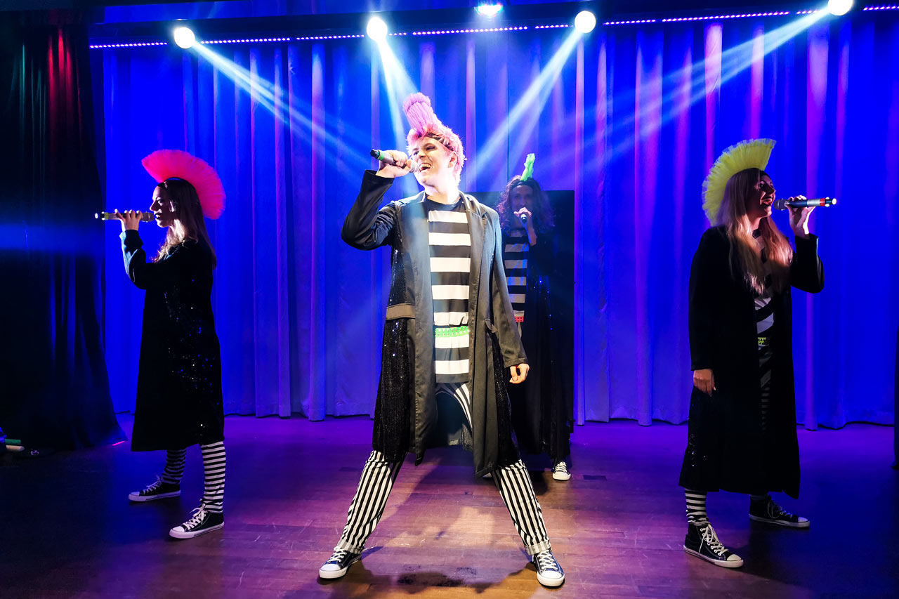 Flera kvällar i veckan kan du njuta av en färgsprakande show, framförd av våra duktiga artister.