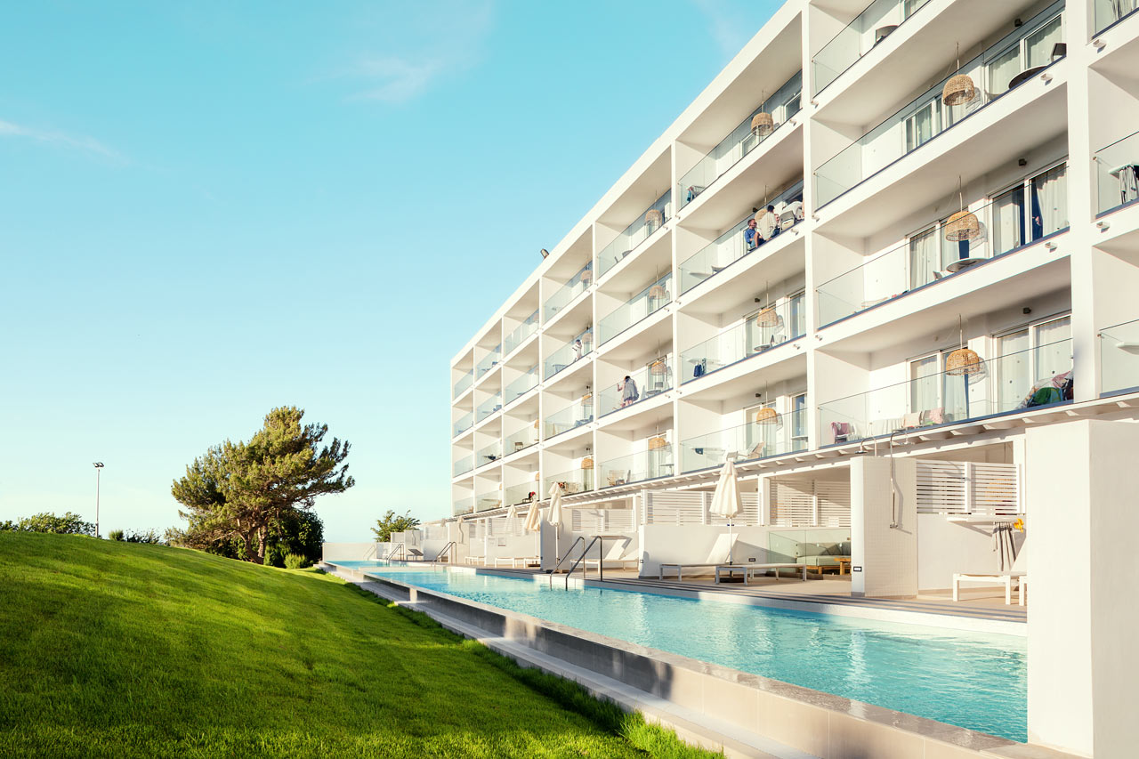 2-rumslägenhet Royal Pool Suite, stor terrass mot omgivningarna och tvårumslägenhet Family, balkong mot omgivningarna i Athena.