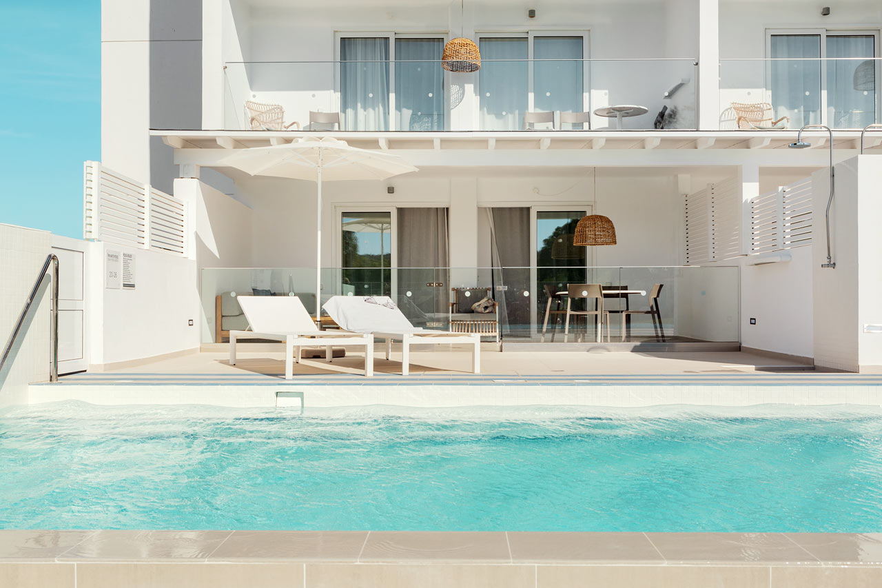 2-rumslägenhet Royal Pool Suite, stor terrass mot omgivningarna i Athena.