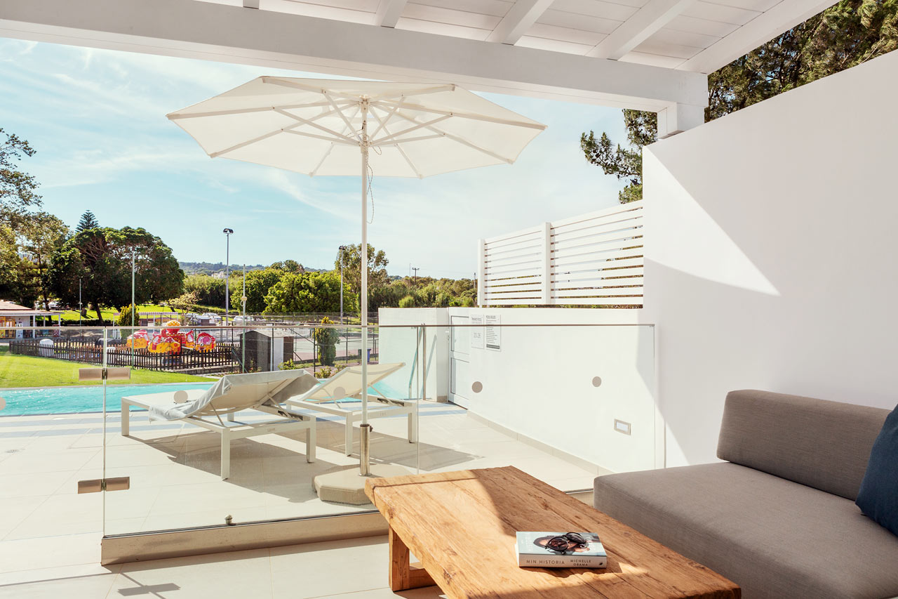 2-rumslägenhet Royal Pool Suite, stor terrass mot omgivningarna i Athena.