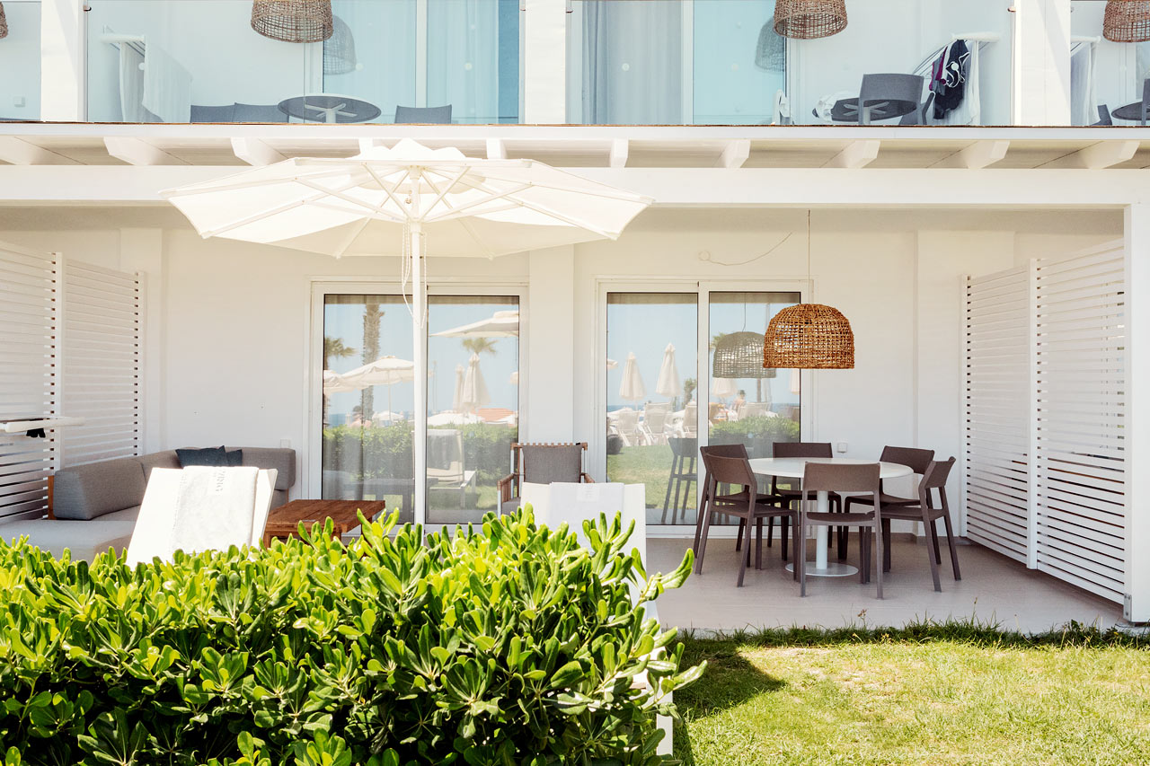 Trerumslägenhet Royal Lounge Suite, stor terrass mot poolområdet i Athena.