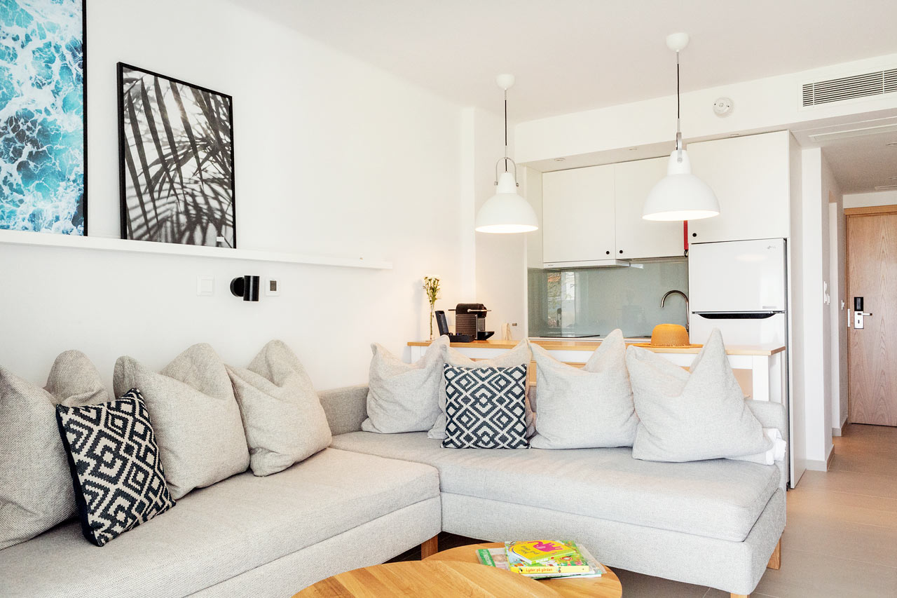 Trerumslägenhet Royal Lounge Suite, stor terrass mot poolområdet i Athena.