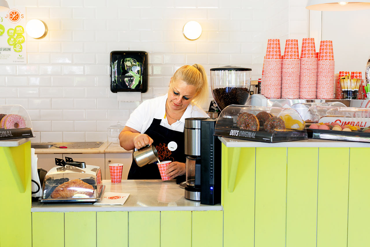 Njut av hälsosamma smoothies och juicer i J.O.S bar.