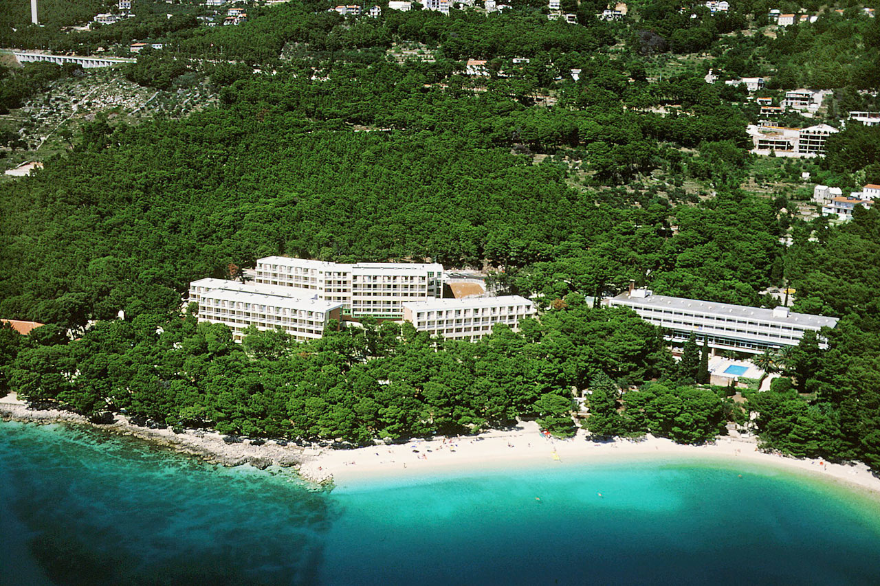 Hotell Bluesun Marina till vänster och hotell Bluesun Maestral (med pool) till höger.