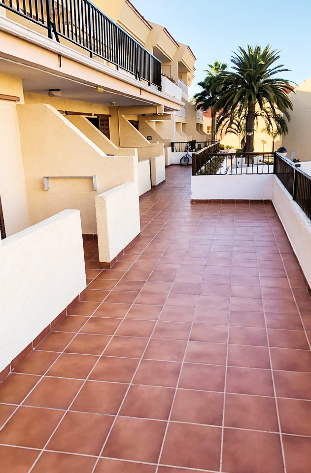 Exempel på balkong/terrass i en loftgång med förbipasserande hotellgäster