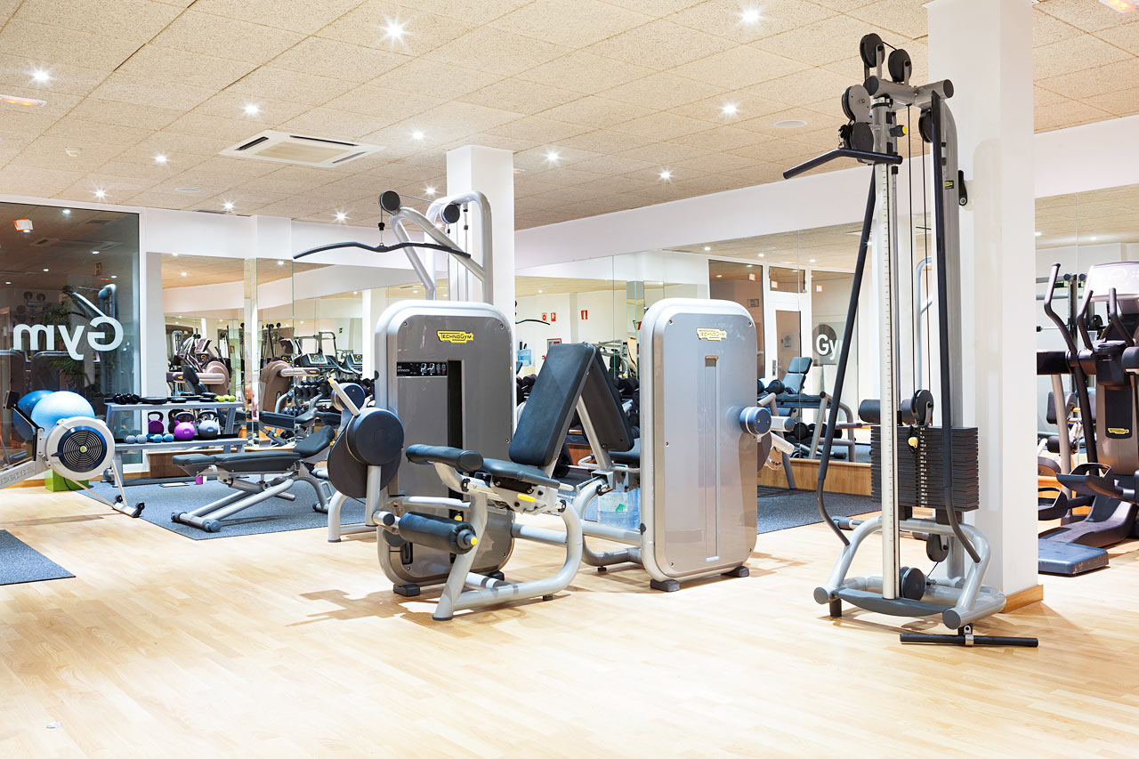 Gym med både maskiner och fria vikter.