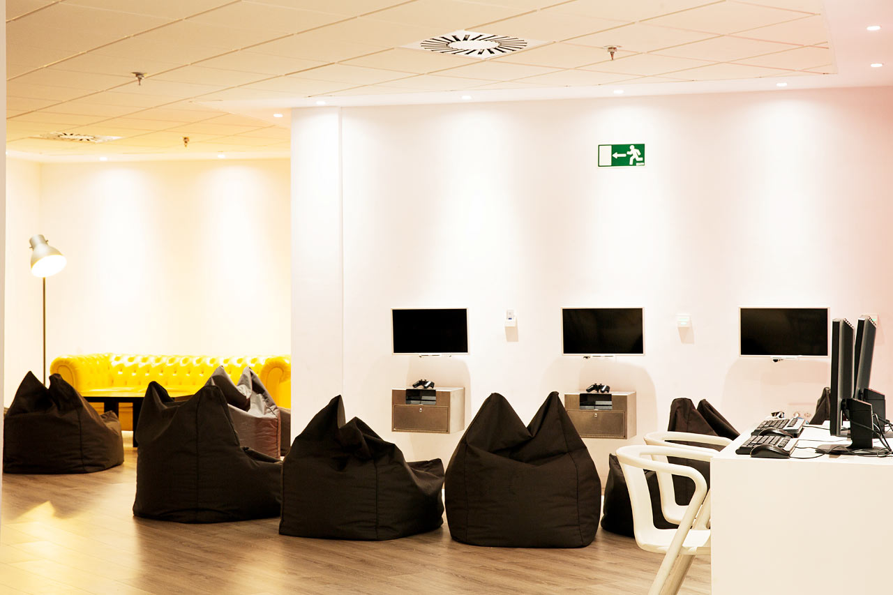Spela PlayStation, sällskapsspel, läs en bok eller lyssna på musik i vår Teen Lounge.