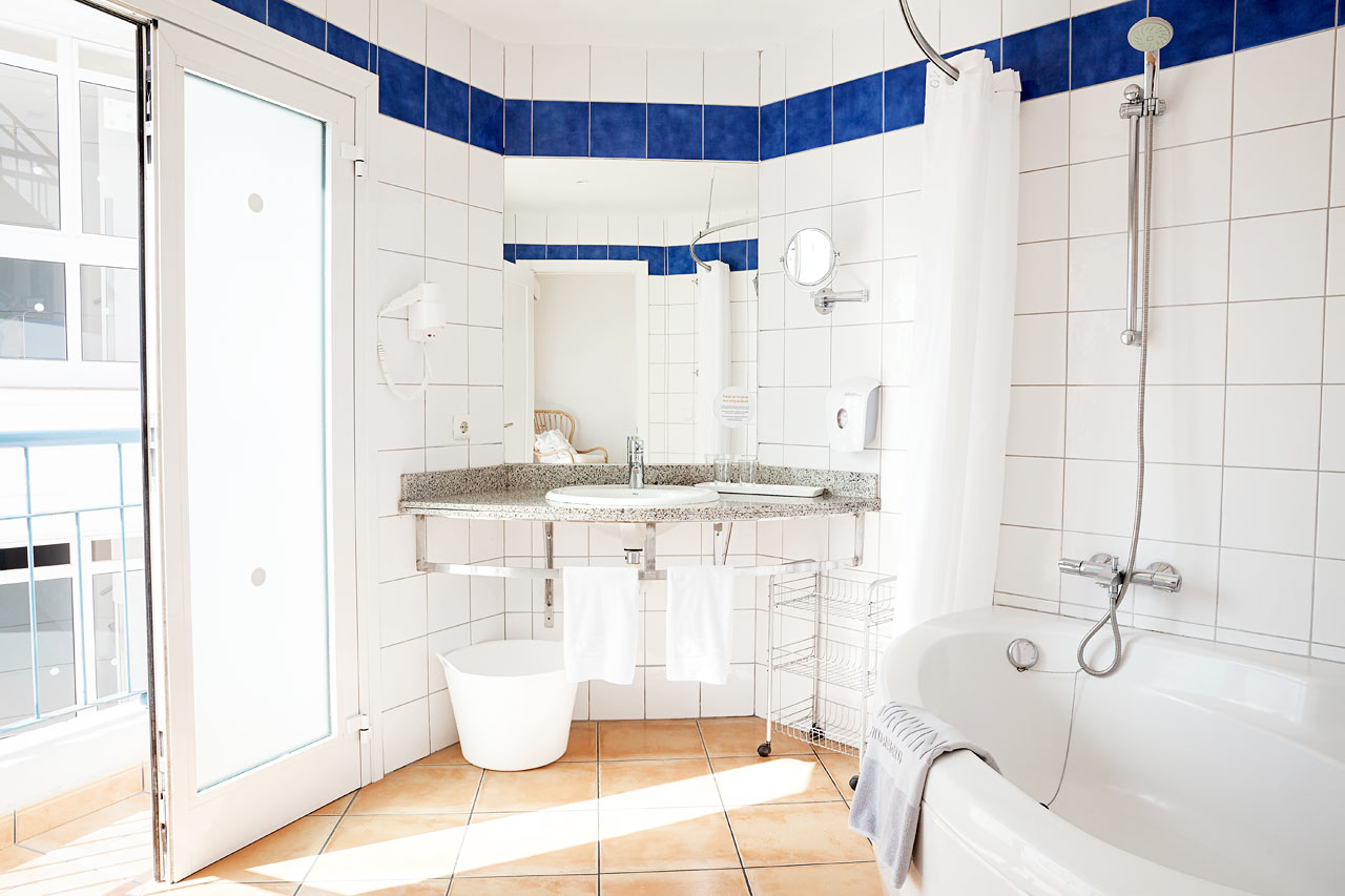 Tvårumslägenhet Royal Family Suite, balkong mot poolområdet.