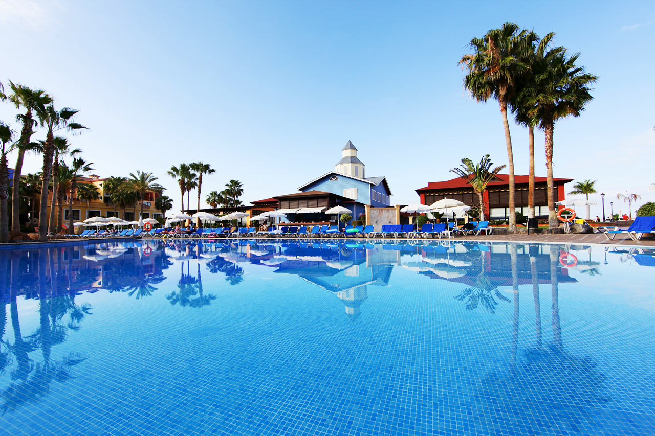 Poolområde vid Tenerife-delen med poolbar