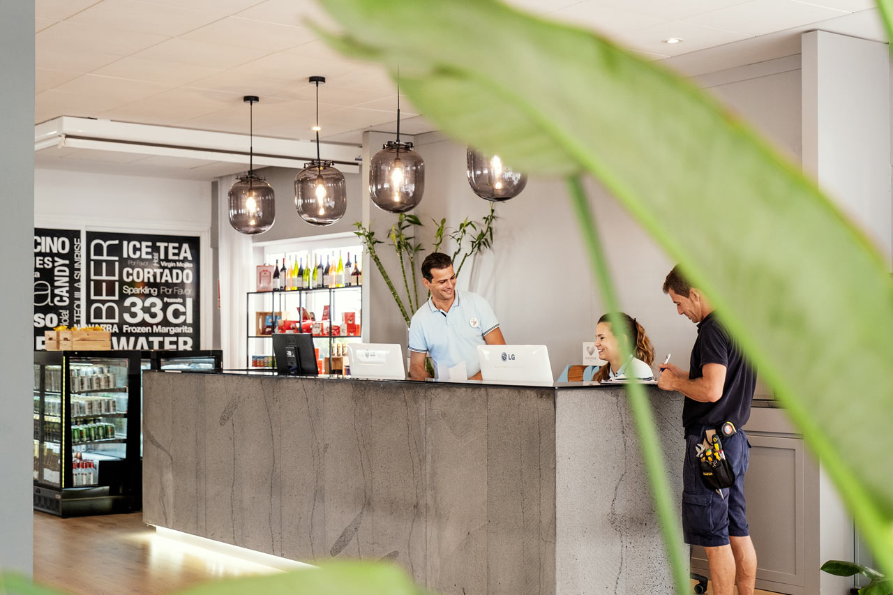 I receptionen möts du utav den hjälpsamma personalen