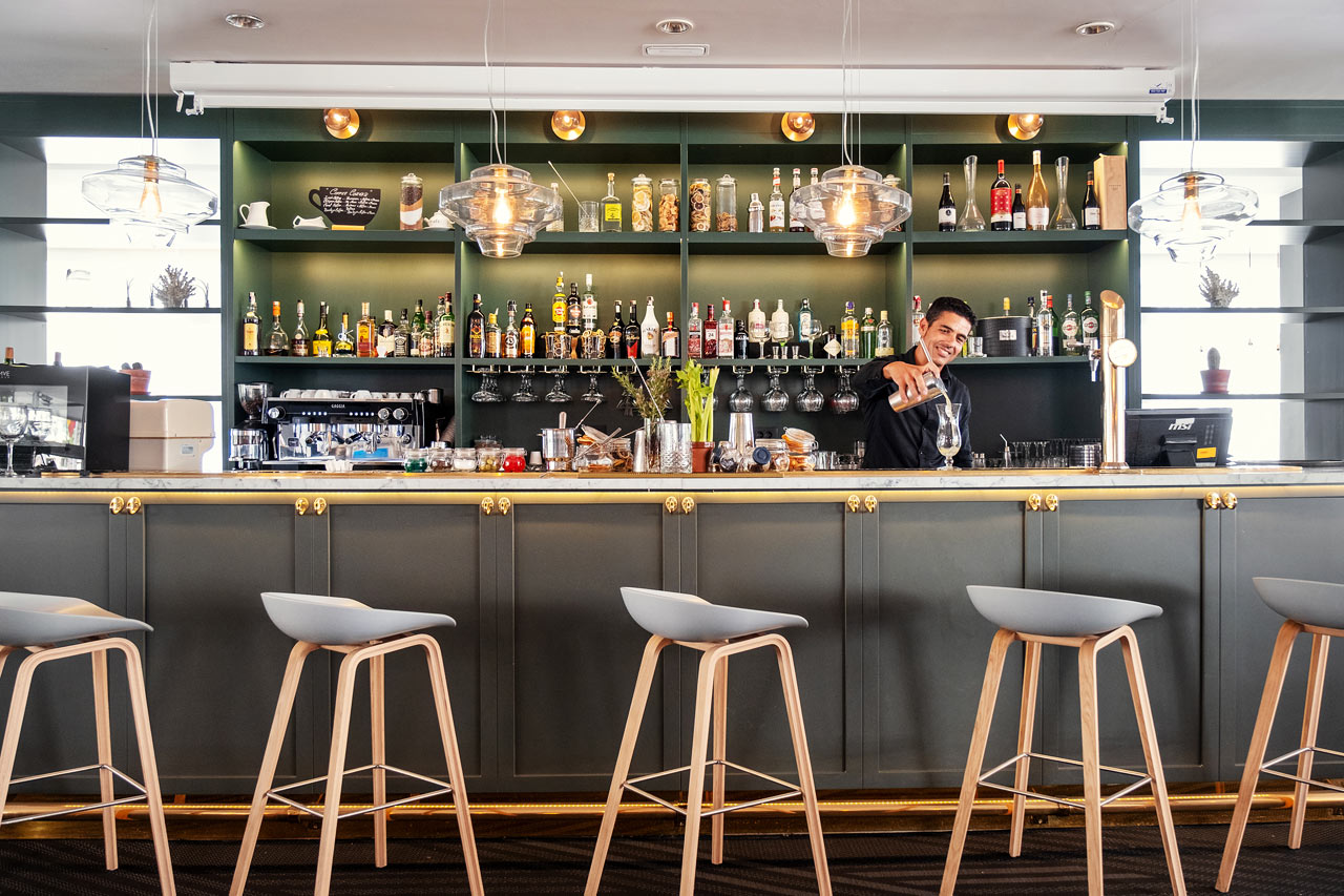 Varva ner med en kopp kaffe eller en välgjord cocktail i loungen