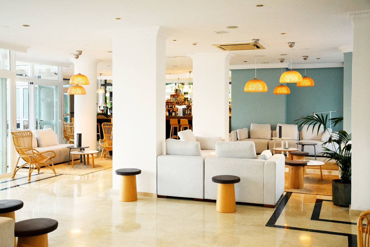 Känn dig hemma i vår välkomnande lounge.