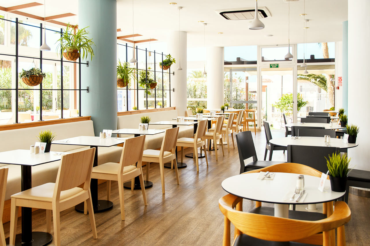 Vår moderna bufférestaurang lämnar ingen hungrig.