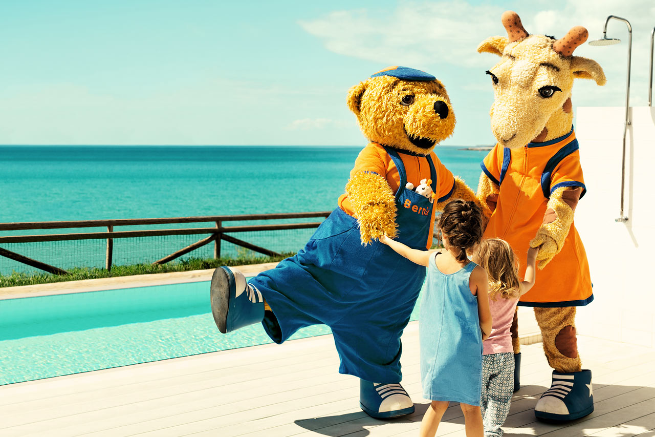 Lollo & Bernie är alla barns favoritkompisar under semestern. Dem möter du på systerhotellet Sunwing Makrigialos Beach.