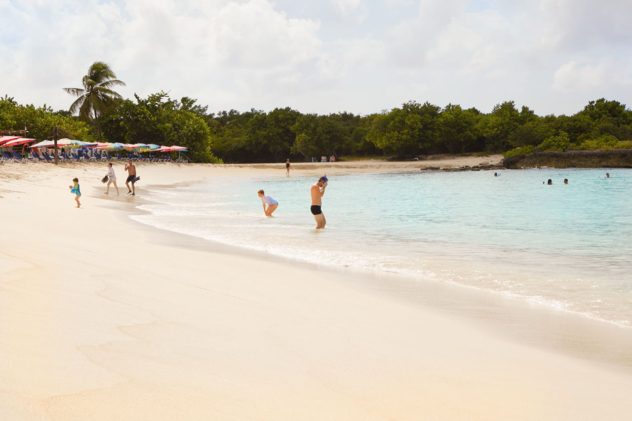 Populära Mullet Beach ligger på andra sidan udden från Maho Beach