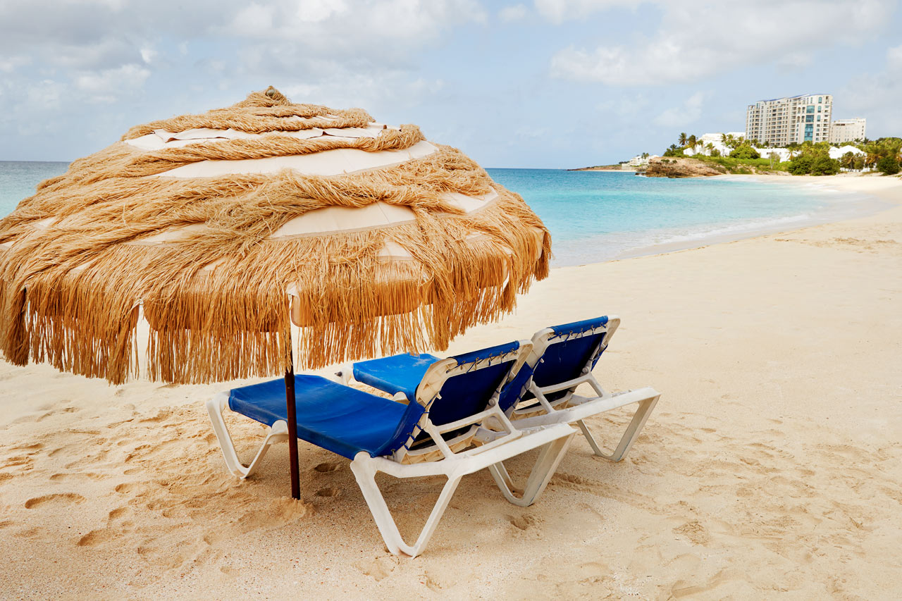 Njut på Mullet Beach, på andra sidan udden från Maho Beach