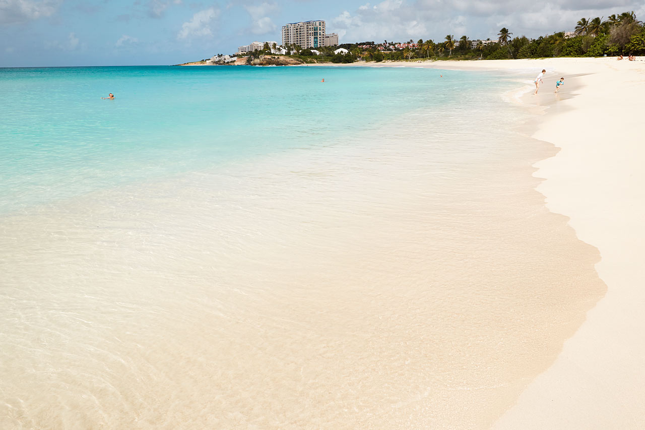 Njut på Mullet Beach, på andra sidan udden från Maho Beach