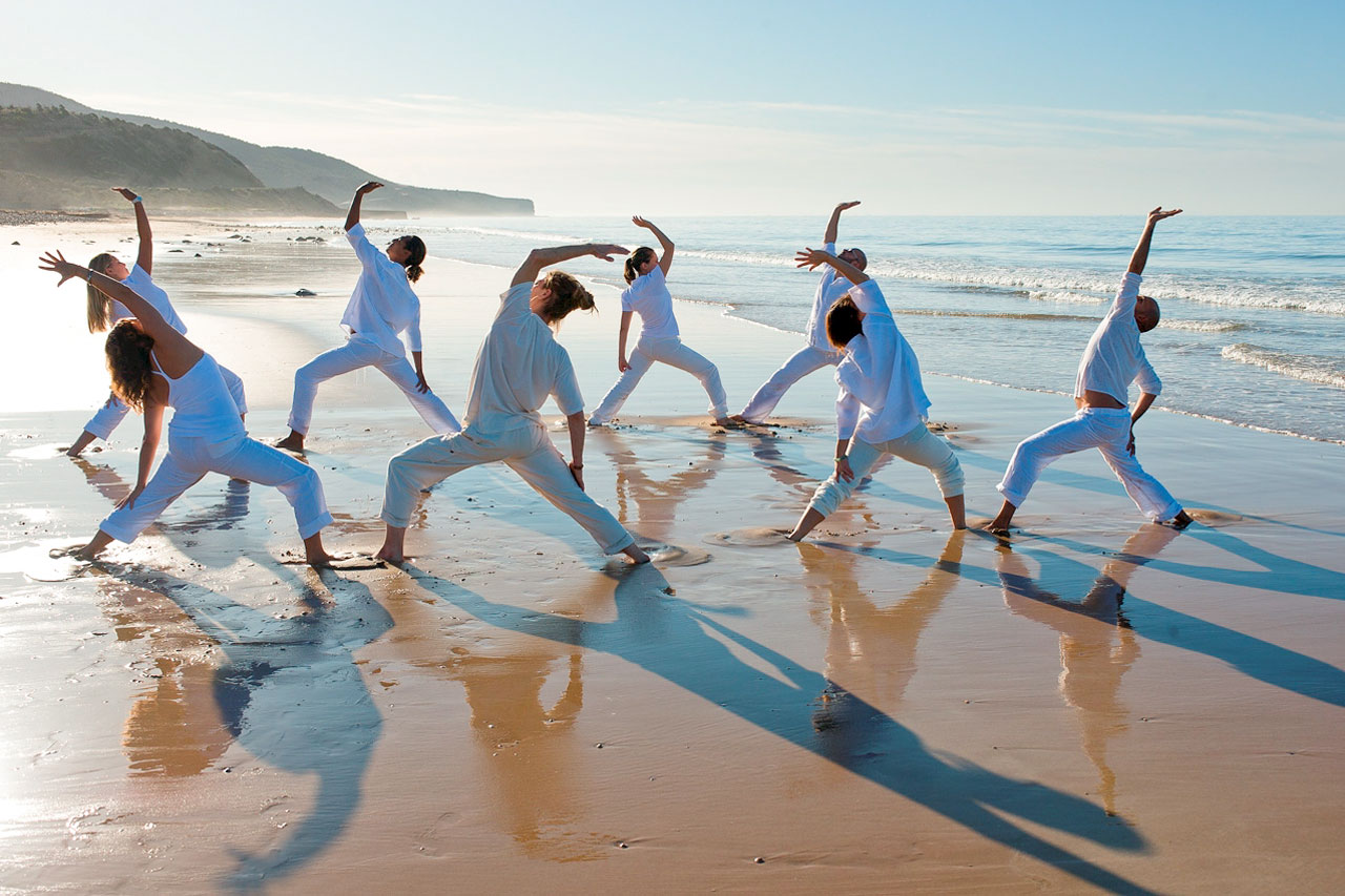 Hotellet Paradis Plage erbjuder yogaklasser på stranden.