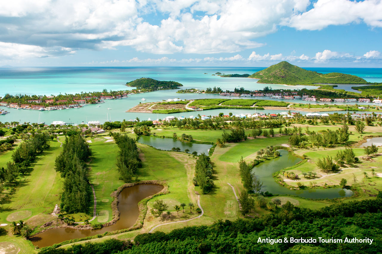 Hamnen och golfbanan i Jolly Harbour