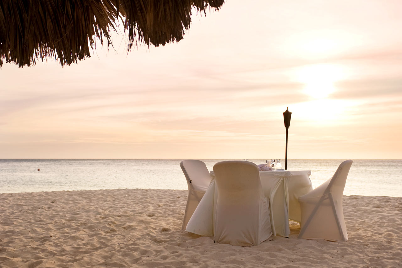 Restaurang på stranden vid solnedgång