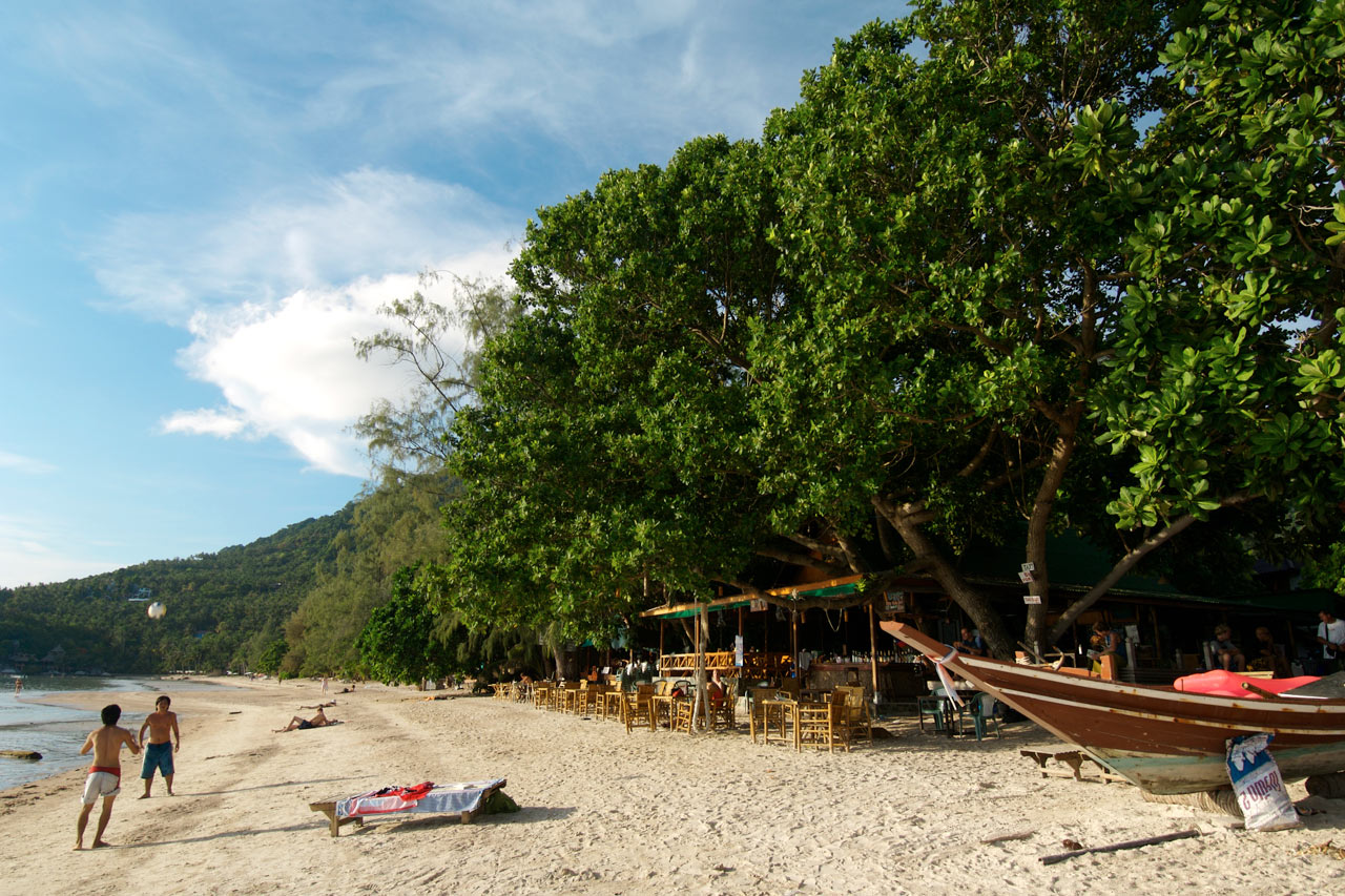 Just nu är solstolar, barer och annan kommersiell verksamhet borta från alla stränder i Thailand. Du kan läsa mer i resmålsbeskrivningen.