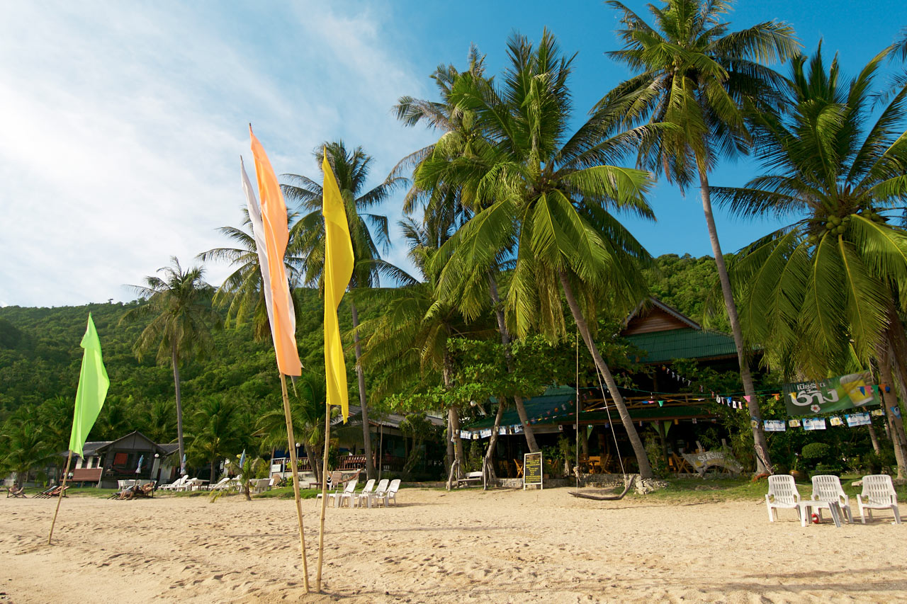 Just nu är solstolar, barer och annan kommersiell verksamhet borta från alla stränder i Thailand. Du kan läsa mer i resmålsbeskrivningen.
