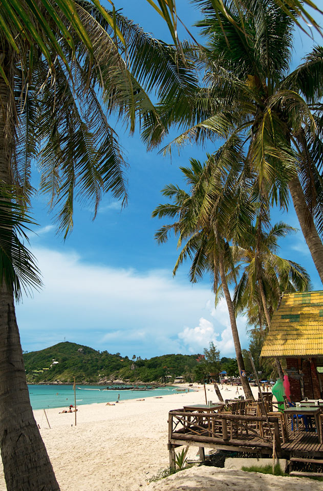 Just nu är solstolar, barer och annan kommersiell verksamhet borta från alla stränder i Thailand. Du kan läsa mer i resmålsbeskrivningen.