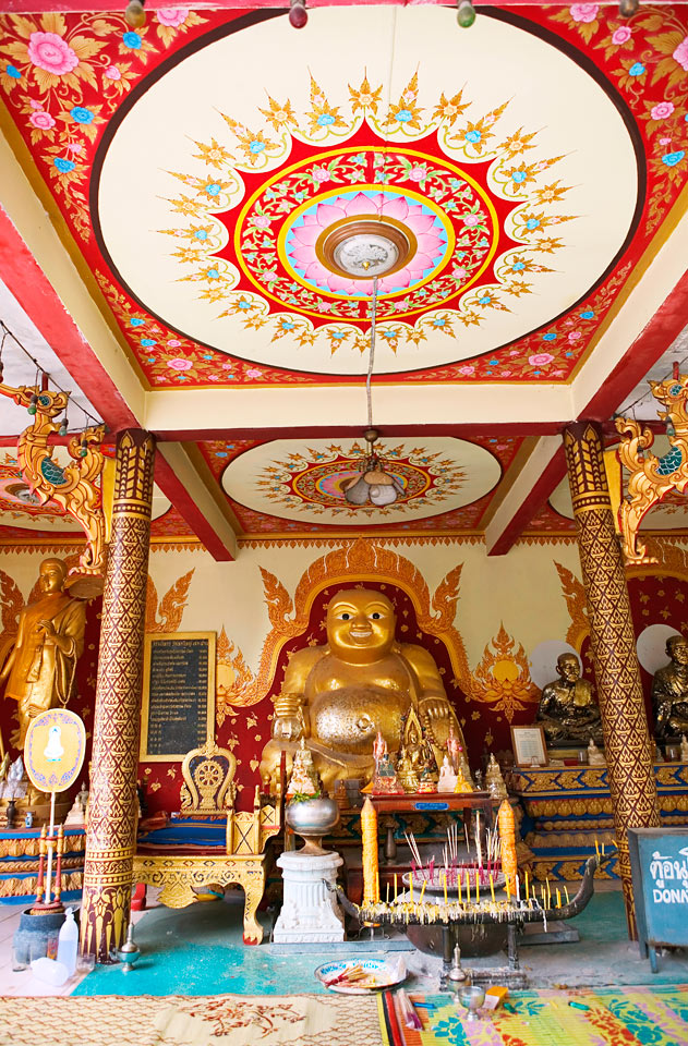 På den norra delen av Koh Samui hittar du buddisttemplet Wat Phra Yai.