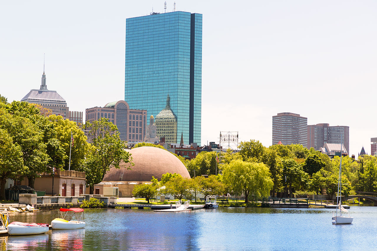 Segelbåtar vid det fina parkområdet Charles River Esplanade