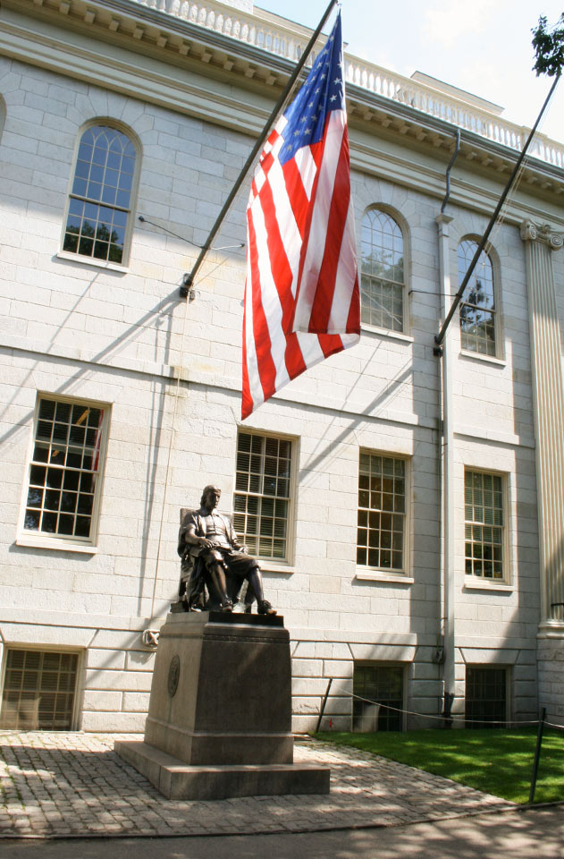 Staty av John Harvard vid Harvard University