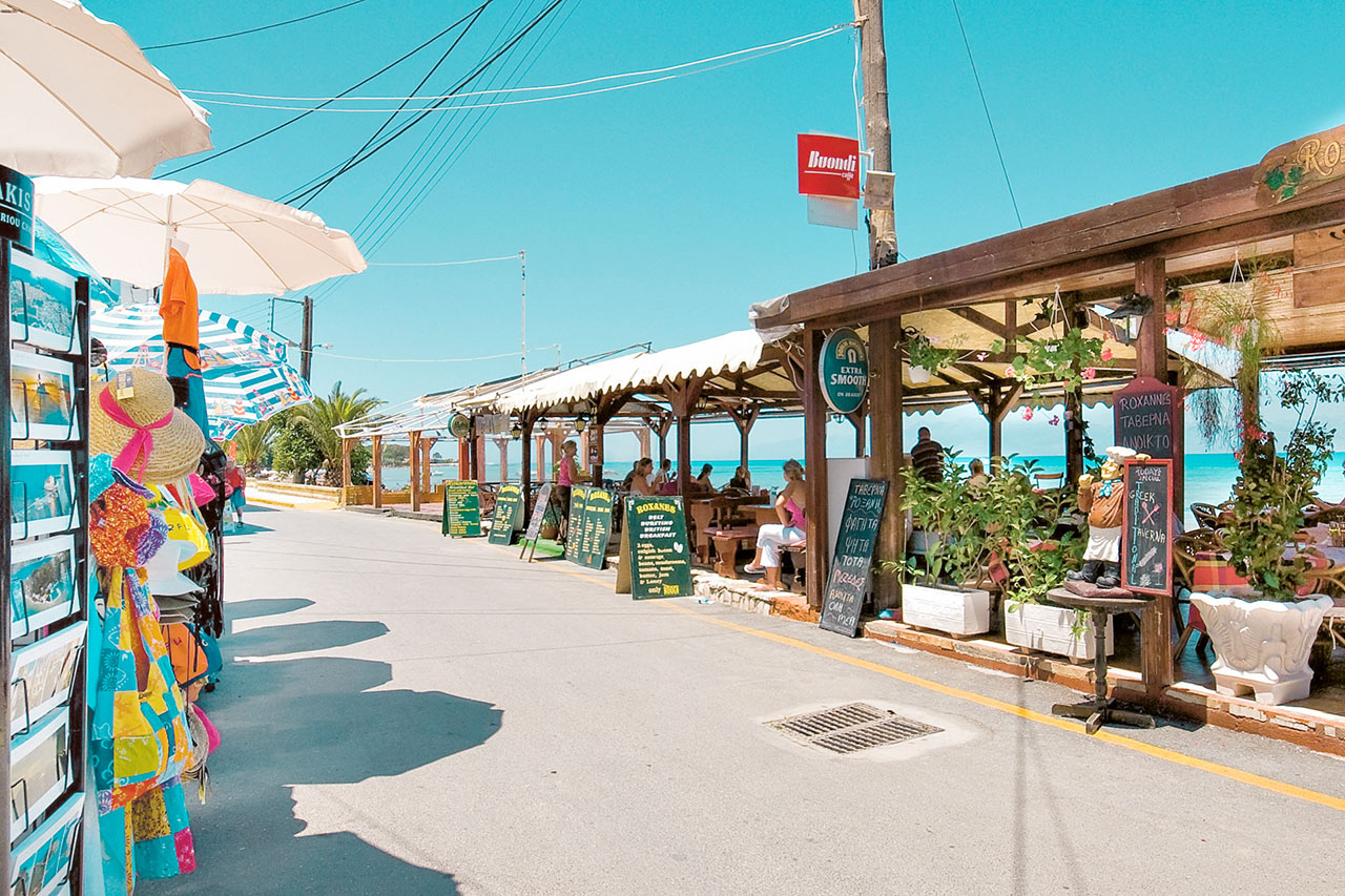 Ta en vätskepaus på en taverna med svårslagen utsikt i Roda